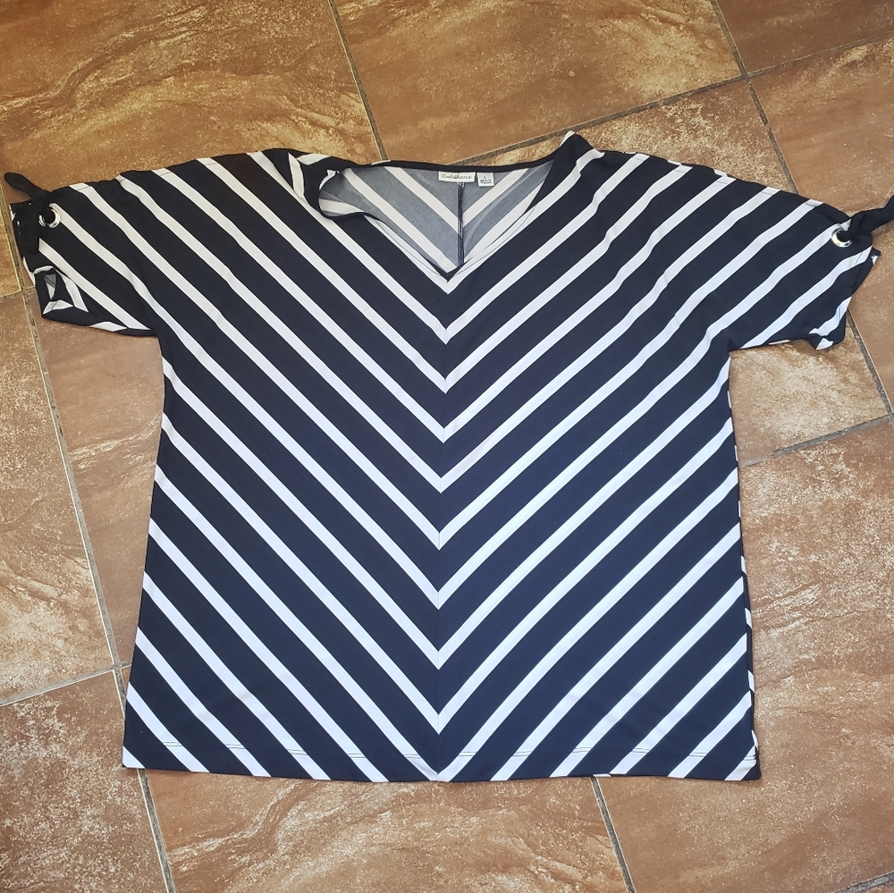 🦇Croft & Barrow Navy striped slit sleeve top